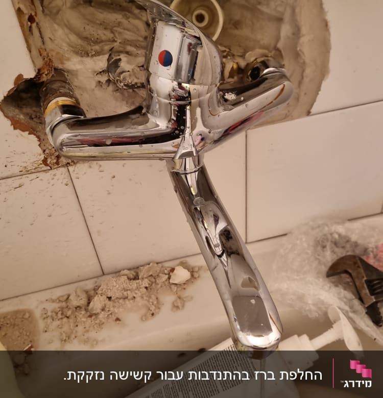 ברז מותקן בקיר עם כלים לתיקון